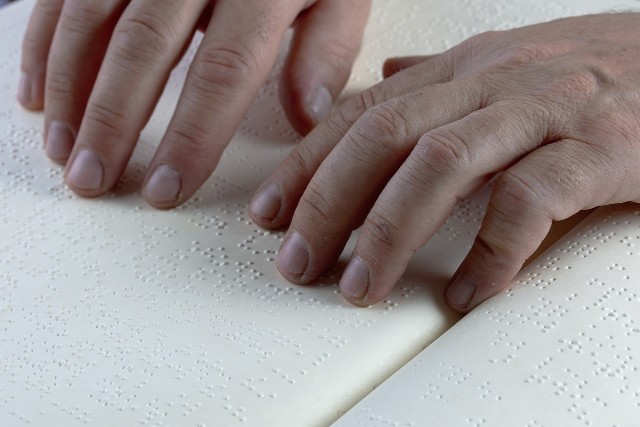 Blindenschrift, auch bekannt als Brailleschrift, ist ein taktiles Schriftsystem, das von Blinden gelesen wird und aus erhabenen Punkten besteht.