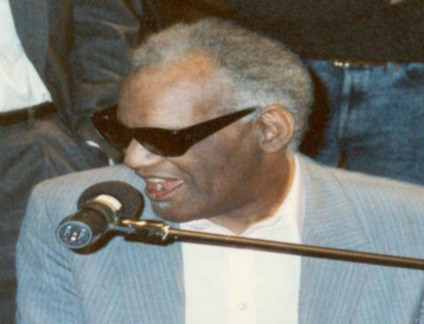 Ray Charles am Klavier während eines Auftritts