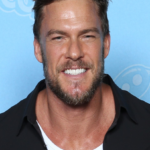 Alan_Ritchson_Photo_Op_GalaxyCon_Richmond_2022