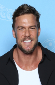 CC-BY-2.0-Lizenz Alan Ritchson
(Dieses Bild wurde ursprünglich von Super Festivals auf Flickr unter https://flickr.com/photos/27238804@N03/52022550996 veröffentlicht . Es wurde am 24. April 2022 von FlickreviewR 2 überprüft und als unter der CC-BY-2.0-Lizenz stehend bestätigt.)