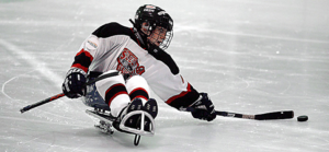 Para-Eishockeyspieler beim Puck-Handling