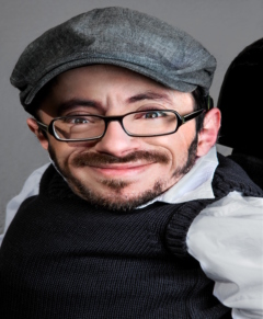 Raúl Krauthausen im Rollstuhl – Dachdecker wollte ich eh nicht werden