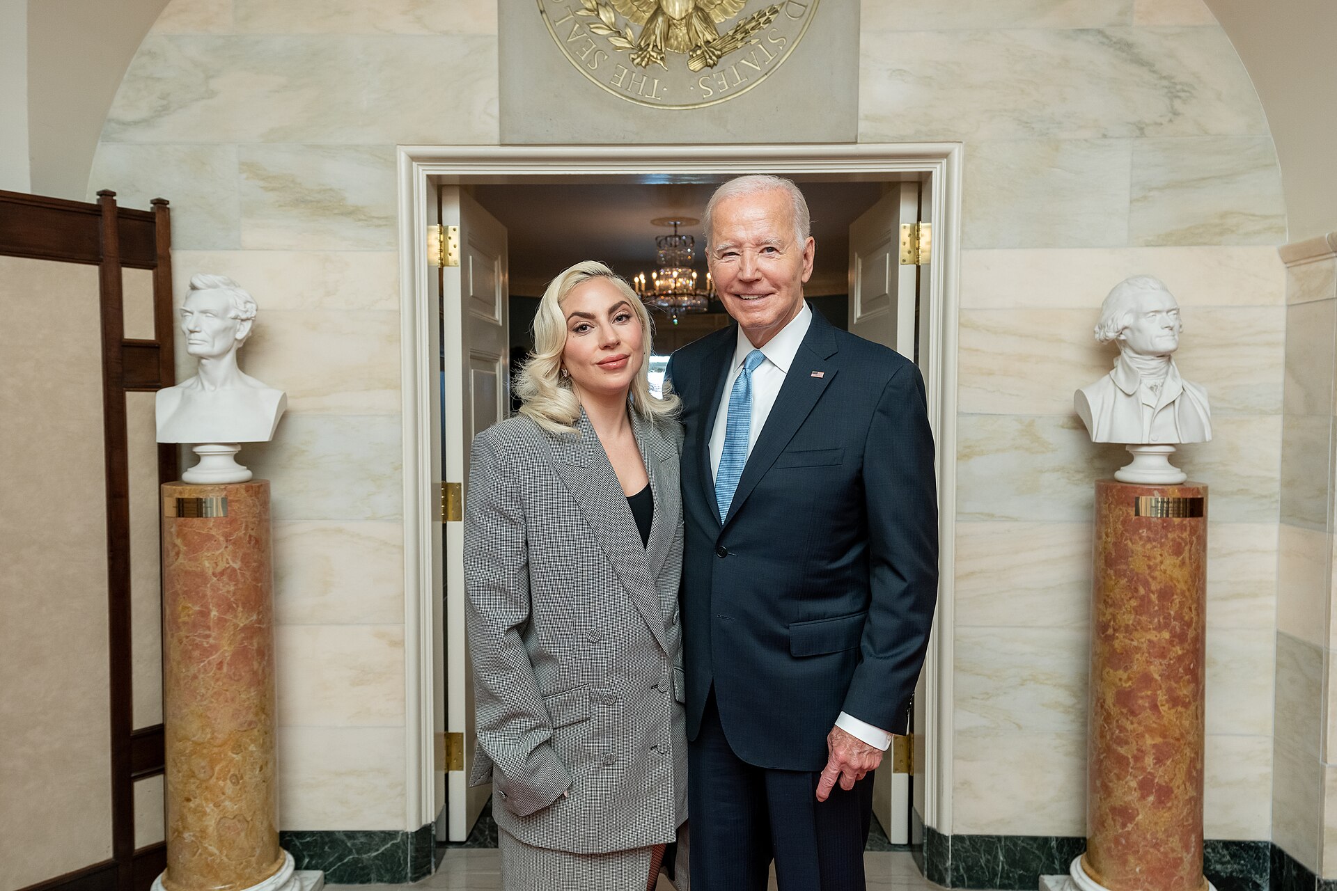 Joe Biden begrüßt Lady Gaga am 13. September 2023 im Weißen Haus