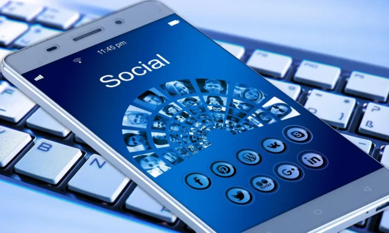 social-media-mobile-phone
