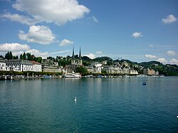 Blick auf den Vierwaldstättersee mit Luzern am Seeufer