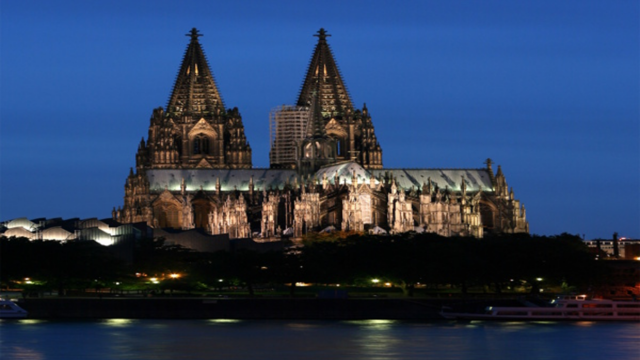 Der Kölner Dom abends