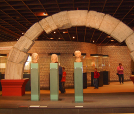 Mittelbogen des Nordtores der römischen Stadtmauer mit der Bauinschrift CCAA (2007)